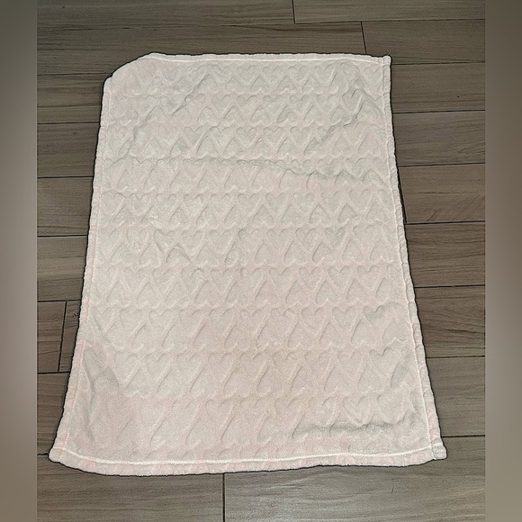 Soft Cream Textured heart plush blanket 39x26in no stains or wear - Picture 1 of 4